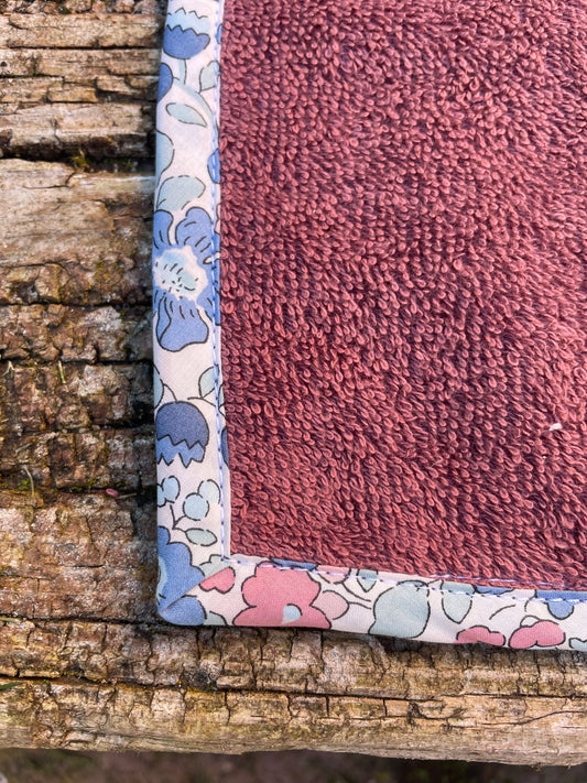 Toalla de cara rosa oscuro Betsy Asago