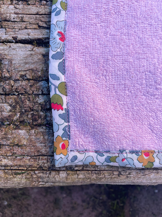 Toalla de cara rosa con Betsy Blue