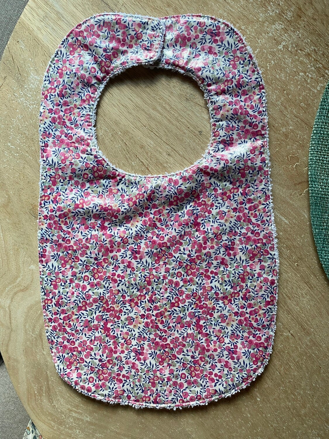 Babero plastificado Cherry Pink