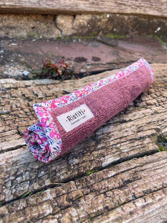 Toalla de cara rosa oscuro con Wiltshire Cherry Pink