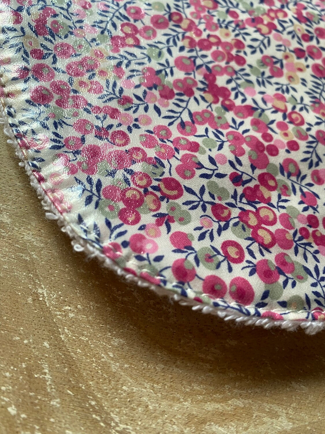 Babero plastificado Cherry Pink
