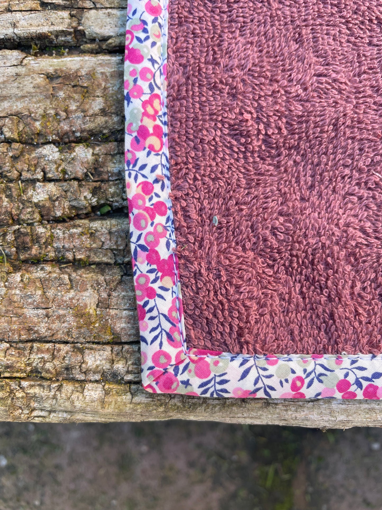 Toalla de cara rosa oscuro con Wiltshire Cherry Pink