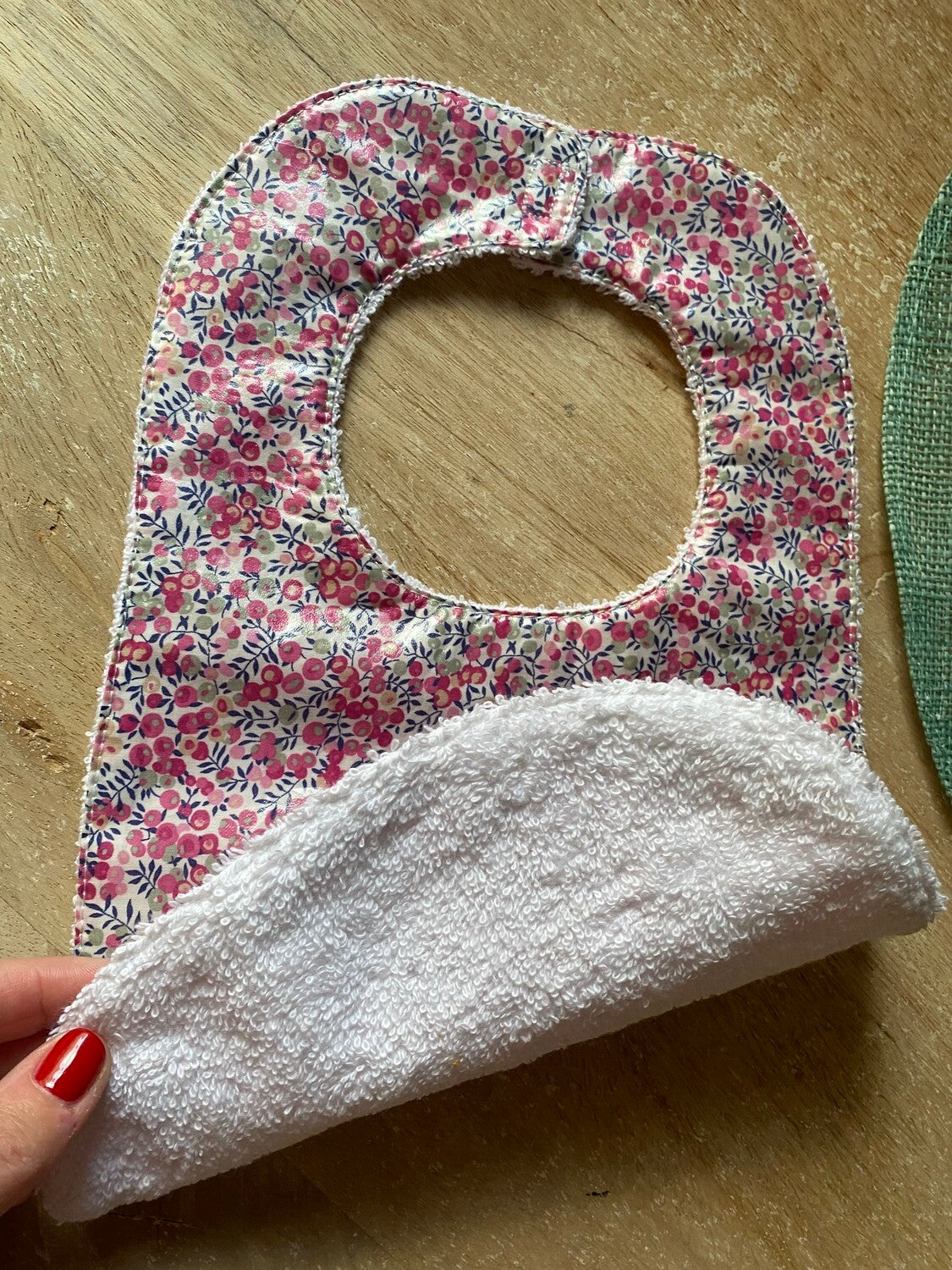Babero plastificado Cherry Pink