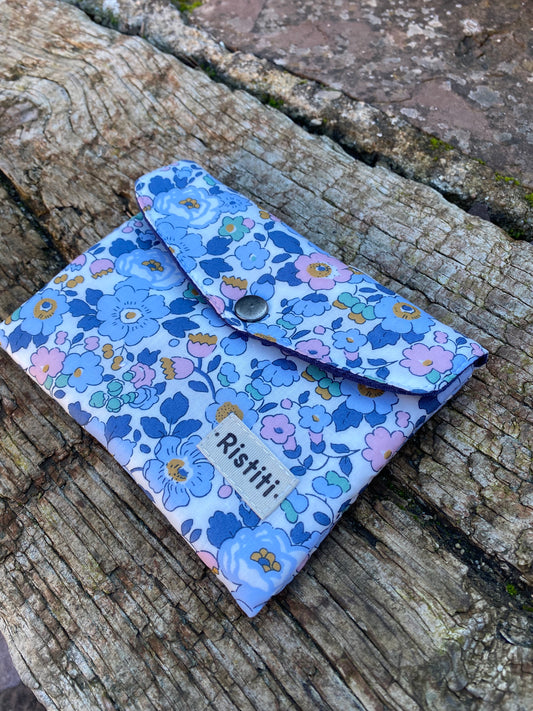 Monedero con botón Betsy Demin