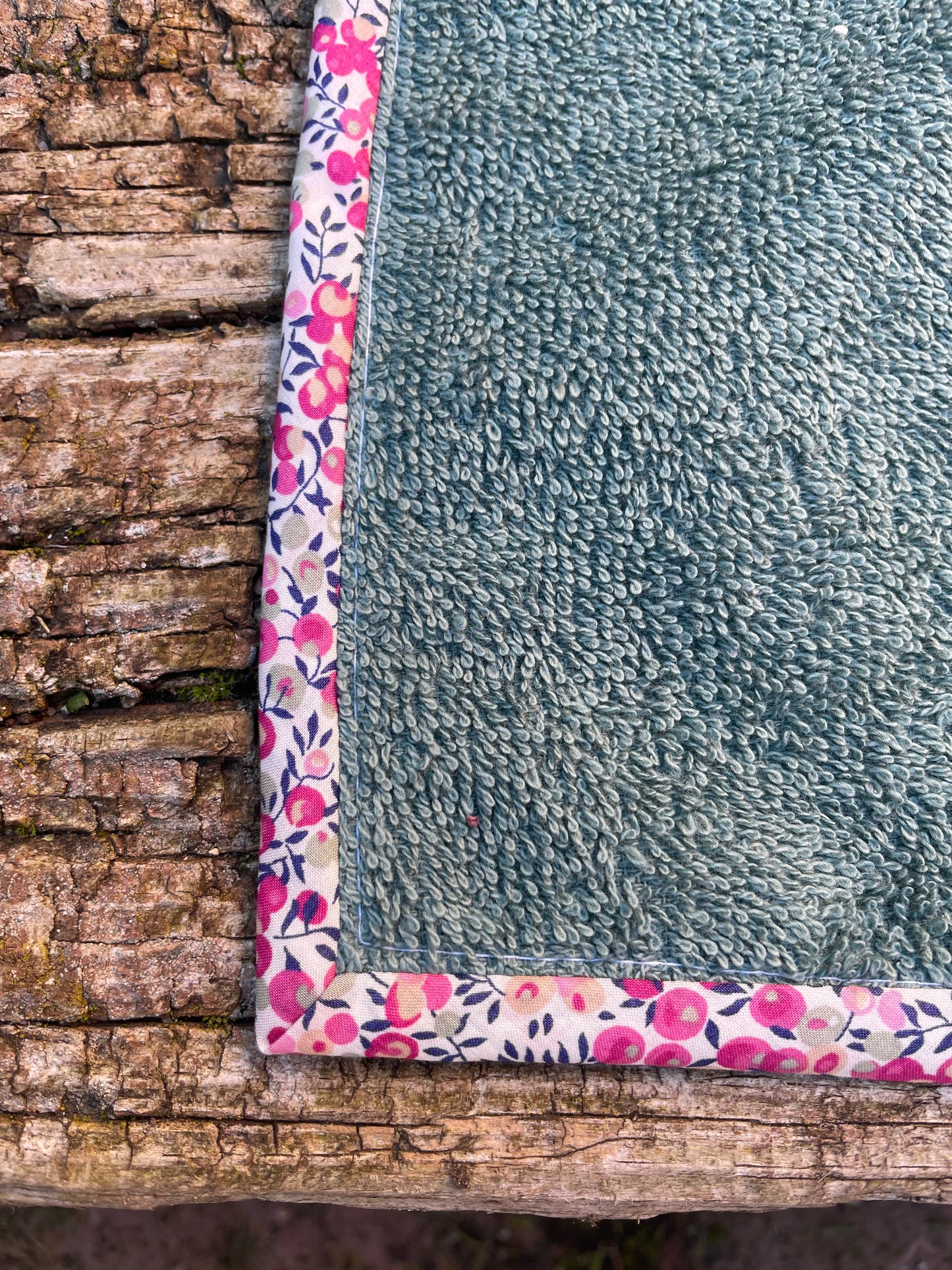 Toalla de cara verde con Cherry Pink