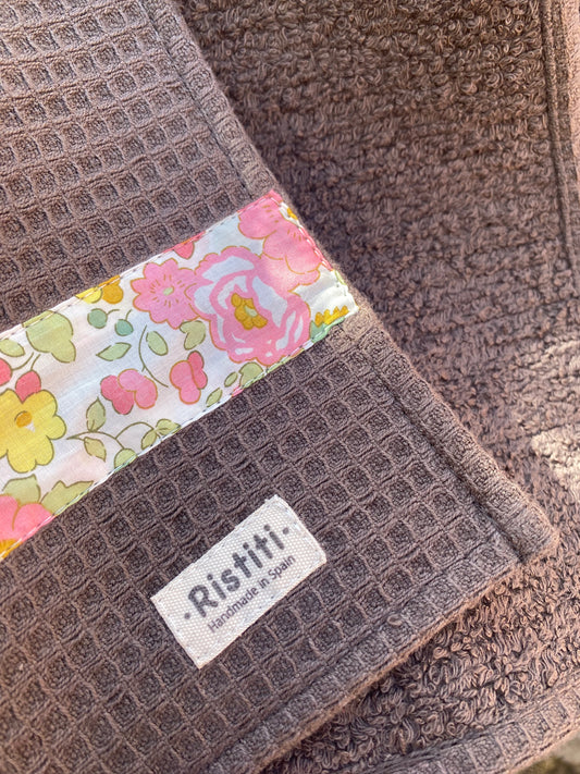 Trapo de Cocina marrón con Betsy Fresa