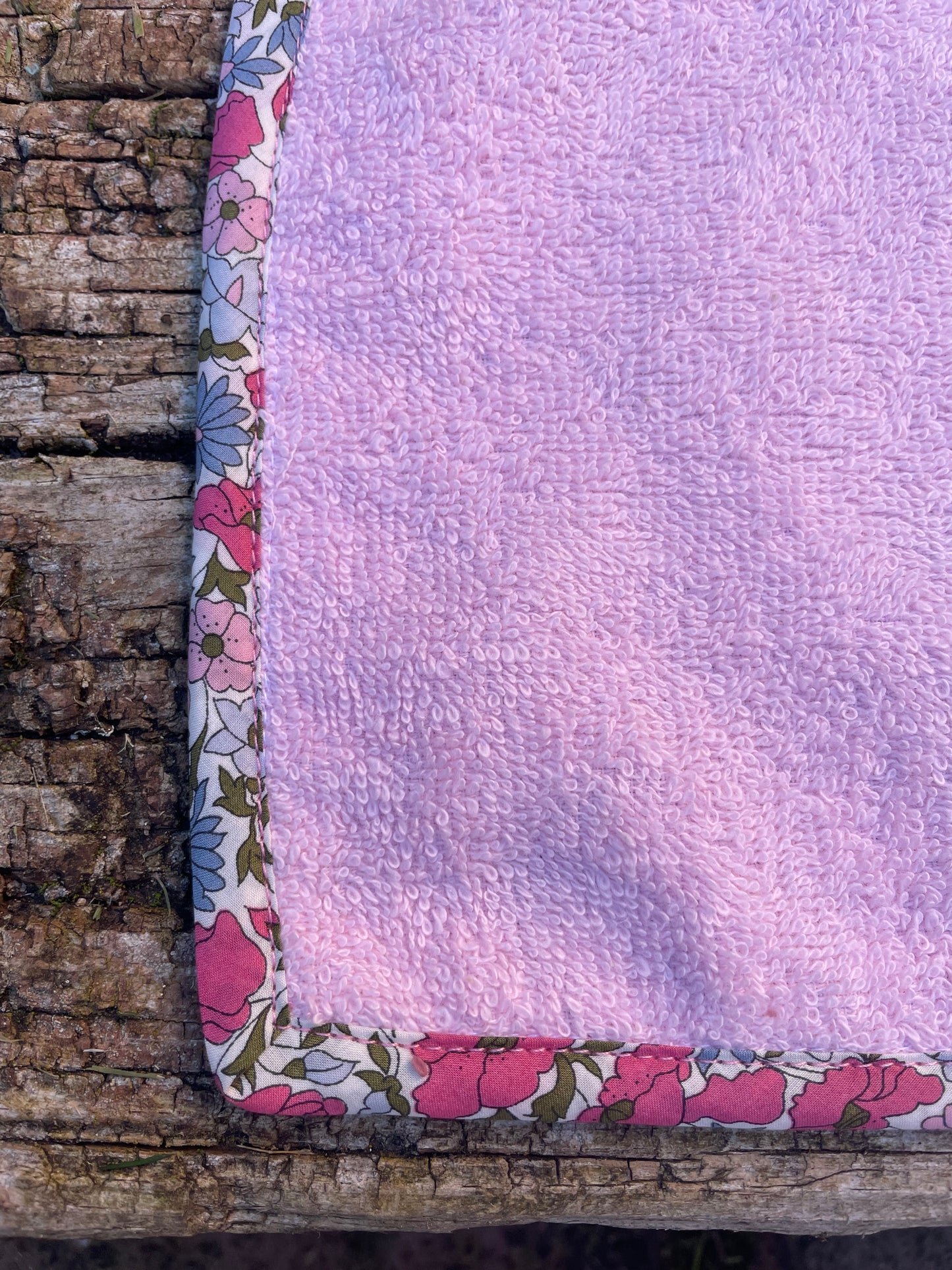 Toalla de cara rosa claro con Popy Pink