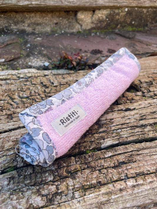 Toalla de cara rosa claro con Betsy Grey