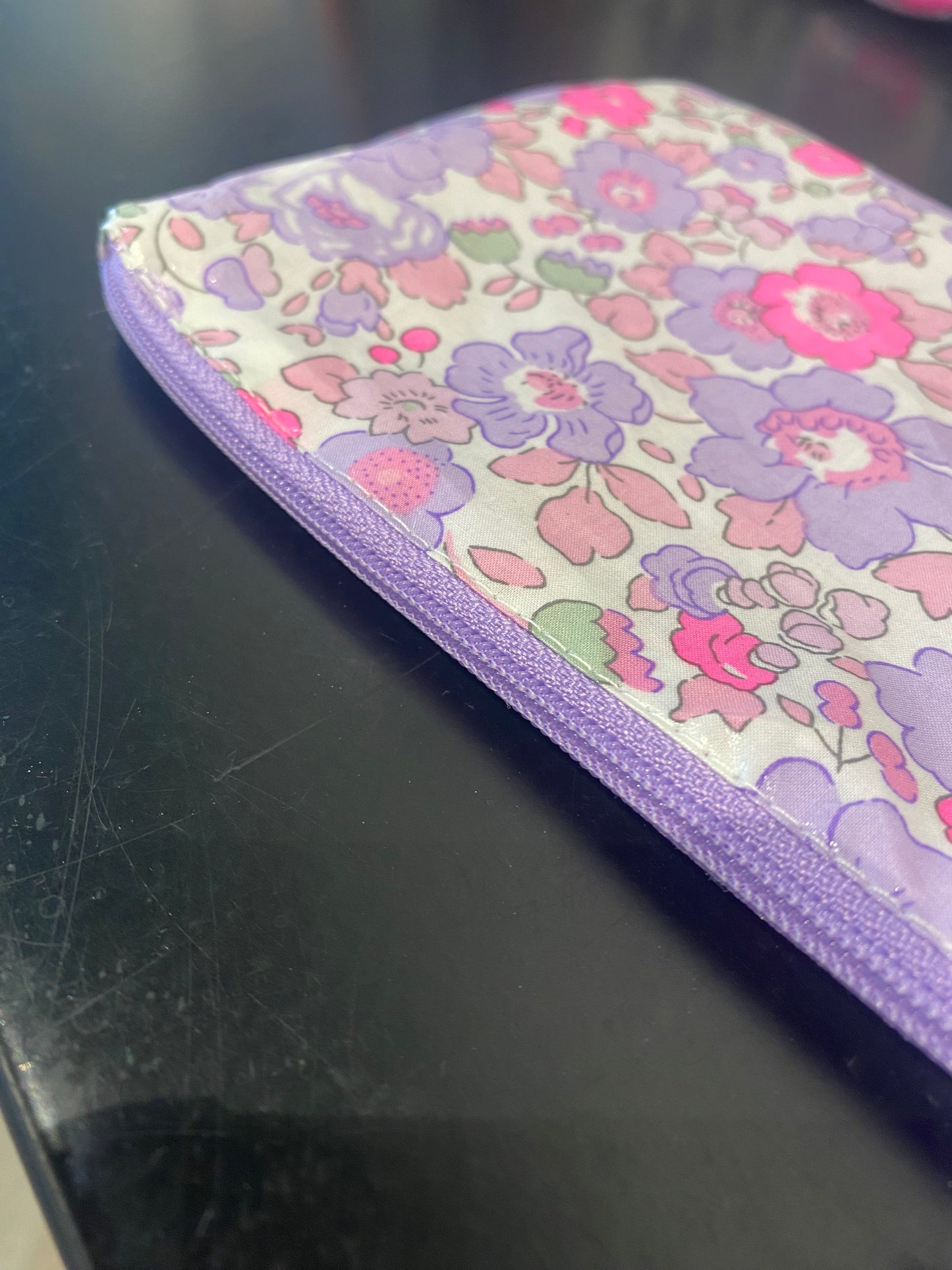 Monedero plastificado Betsy Morado