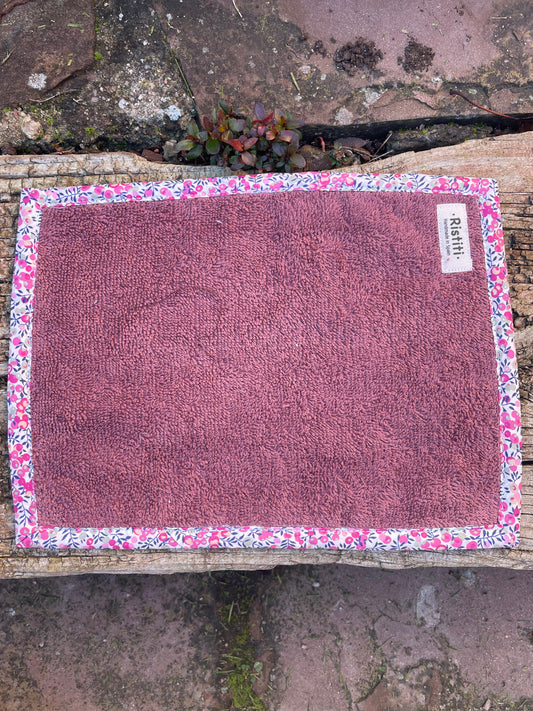 Toalla de cara rosa oscuro con Wiltshire Cherry Pink