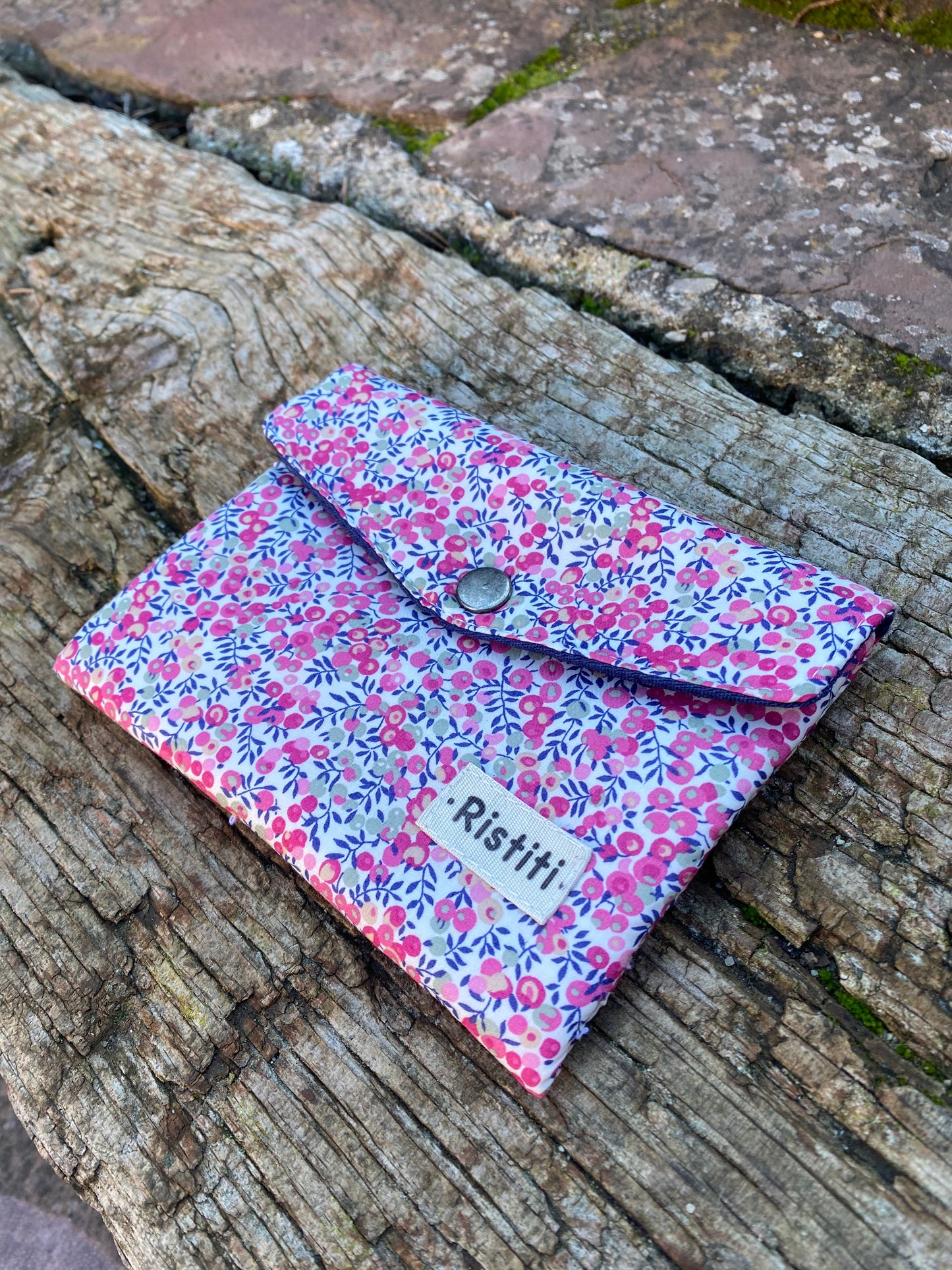 Monedero con botón Wiltshire Cherry Pink